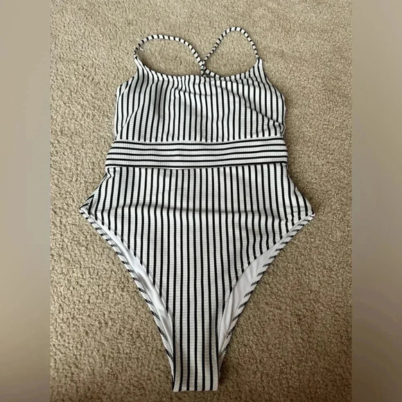 Shade and shore size medium swimsuit - Picture 1 of 4